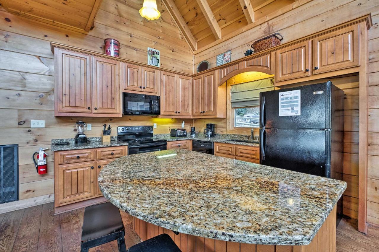 Pigeon Forge Cabin With Brand New Hot Tub And Views! Sevierville Exterior photo