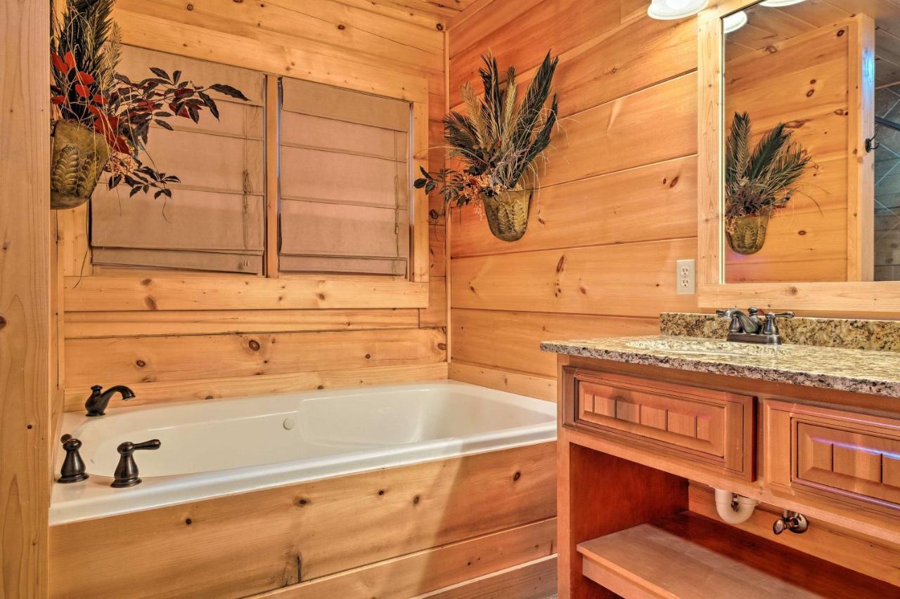 Pigeon Forge Cabin With Brand New Hot Tub And Views! Sevierville Exterior photo